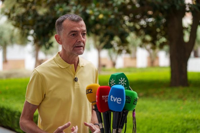 El portavoz de Por Andalucía y coordinador federal de Izquierda Unida, Antonio Maíllo, atiende a los medios en el Parlamento de Andalucía. 
