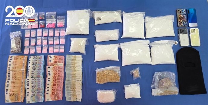 Algunos de los elementos sustraídos a la pareja, como la droga, el dinero en efectivo o los teléfonos móviles.