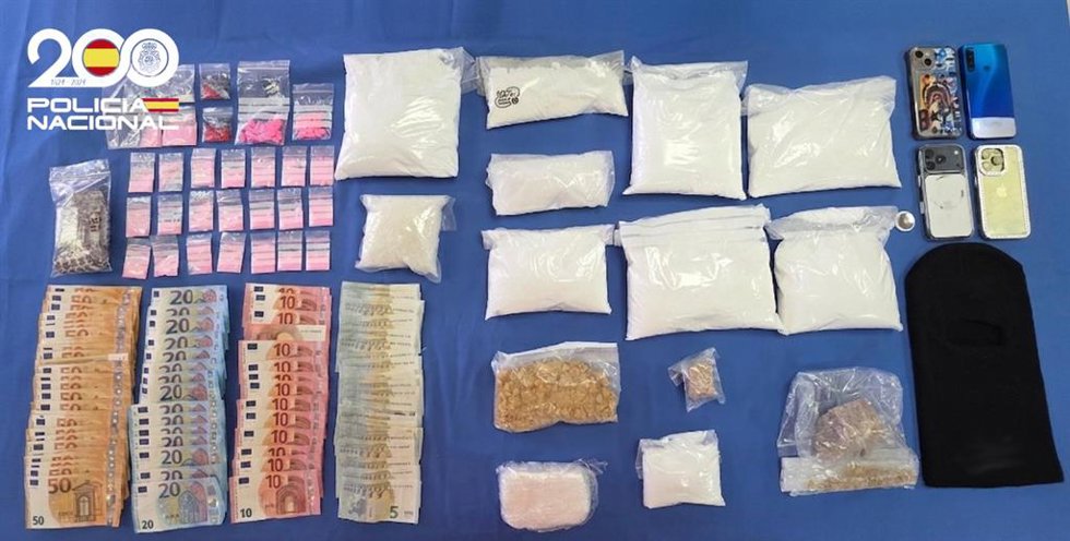 Algunos de los elementos sustraídos a la pareja, como la droga, el dinero en efectivo o los teléfonos móviles.