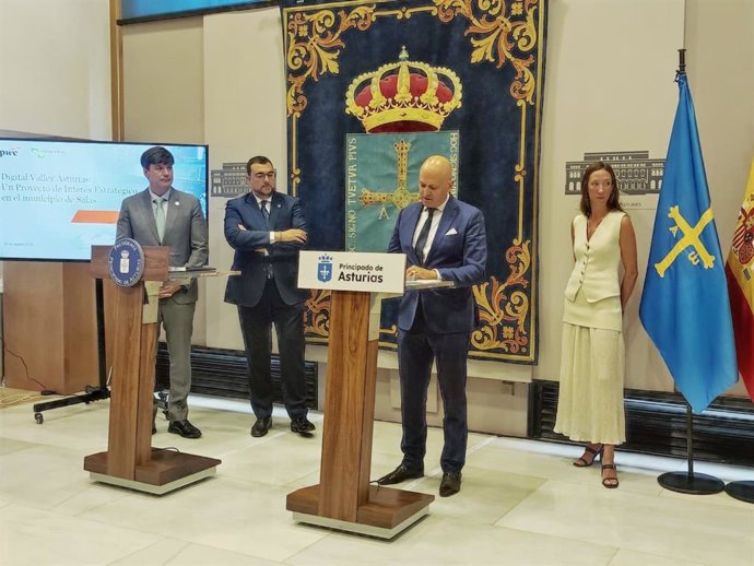 El presidente del Principado, Adrián Barbón, junto al socio director de Digital Valley, Armando Layna, la consultora de PWC Esther Zorzano, y el consejero de Ciencia, Borja Sánchez.