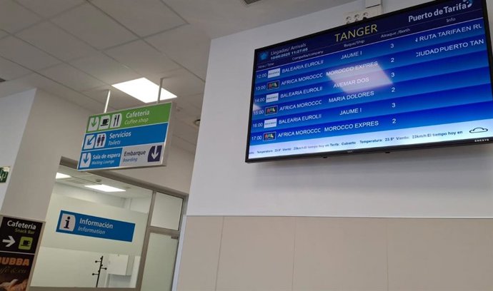 Archivo - Pantalla de información a pasajeros en la estación marítima del puerto de Tarifa (Cádiz)