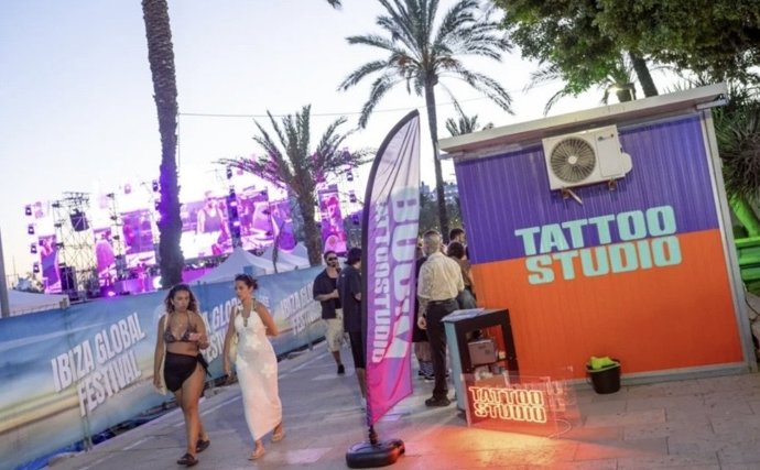 El PSOE Sant Antoni denuncia la instalación de una caseta de tatuajes que no había sido autorizada en la playa
