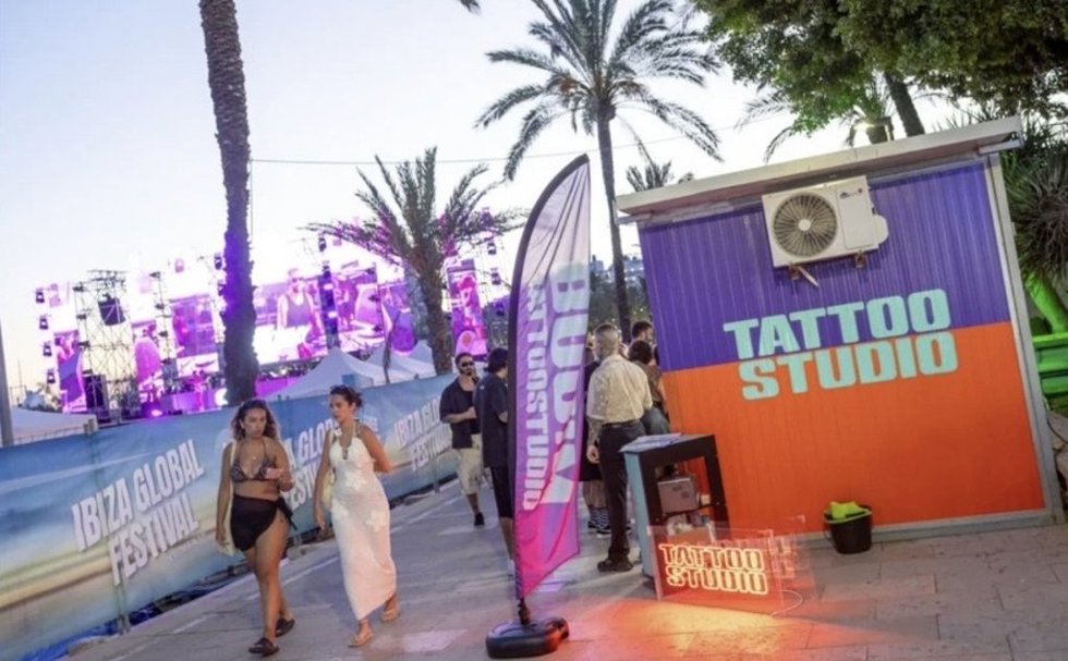 El PSOE Sant Antoni denuncia la instalación de una caseta de tatuajes que no había sido autorizada en la playa