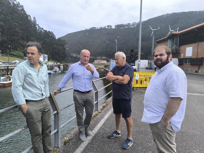 El diputado del PP de Asturias, Luis Venta, en Bustio (Ribadedeva).