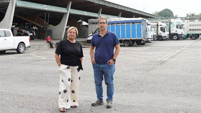 La concejala de Festejos, Mercados y Bienestar Animal de Siero, Ana Nosti, junto a  Rafael Bueno, director del Mercado Nacional de Ganado.