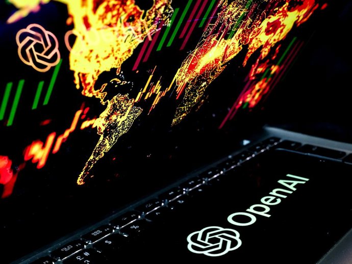 28 de julho de 2026, Polônia: Nesta ilustração fotográfica, o logotipo da OpenAI aparece na tela de um celular, tendo como pano de fundo uma ilustração do mapa-múndi, enquanto as maiores empresas do setor divulgam suas receitas trimestrais.