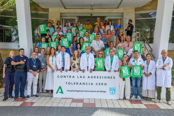 Concentración en la escalinata de Acceso del Pabellón B del Hospital Regional Universitario de Málaga para condenar la agresión sufrida por dos profesionales de Enfermería del Servicio de Urgencias.