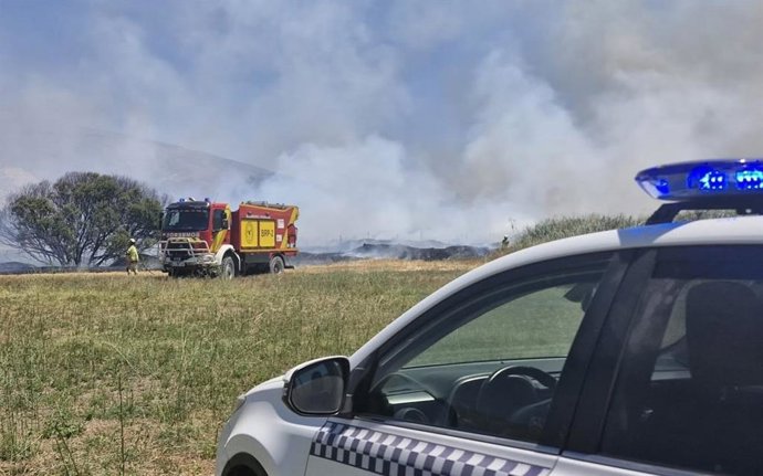 Un vehículo de la Policía Local de Padul ante un incendio ocurrido en la localidad.