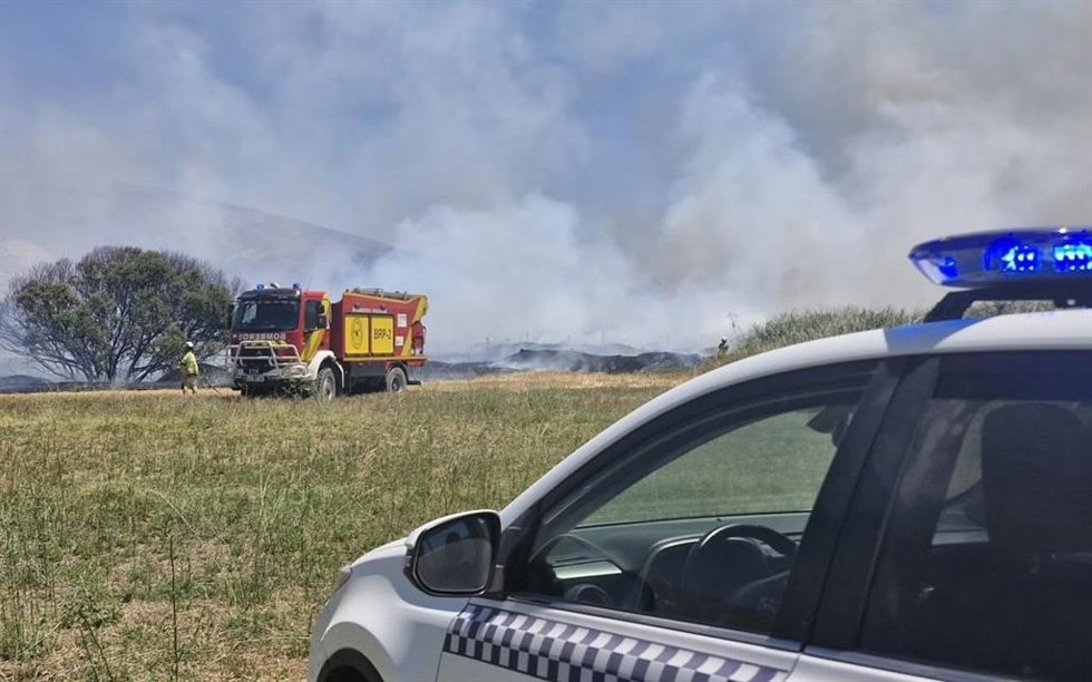 Un vehículo de la Policía Local de Padul ante un incendio ocurrido en la localidad.