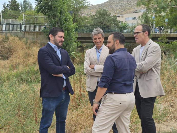 Alejandro Nolasco, Raúl López; junto con el alcalde de Cadrete, José Bellido, y el teniente de alcalde, Jesús García.