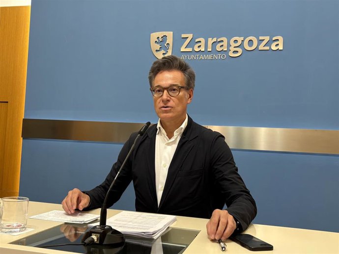 Archivo - El consejero municipal de Urbanismo, Infraestructuras, Energía y Vivienda del Ayuntamiento de Zaragoza, Víctor Serrano.