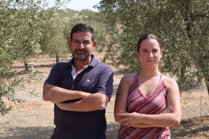 Imagen de los investigadores Adolfo Peña y Paula González, en un olivar con cárcavas.