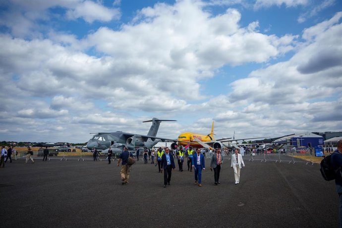 Foto de archivo de visitantes en la Farnborough International Airshow 2026 (FIA). 