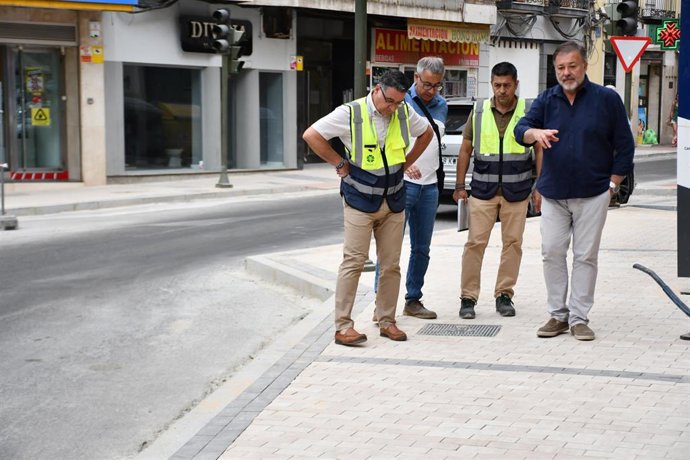 El alcalde de Cuenca, Darío Dolz, visita las obras de de Hurtado de Mendoza y Plaza del Xúcar.
