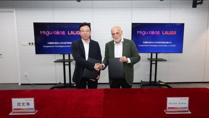 Shen Wenhai, presidente de Migu, y Javier Tebas, presidente de LaLiga, firman un nuevo acuerdo.
