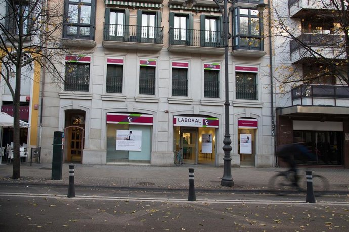 Archivo - Sucursal de Laboral Kutxa en Pamplona