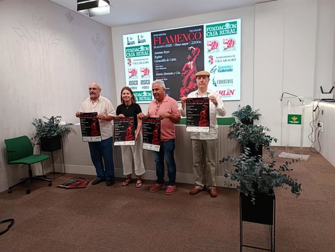 Los representantes de la peña flamenca, Caja Rural y el Ayuntamiento, durante la presentación del festival.