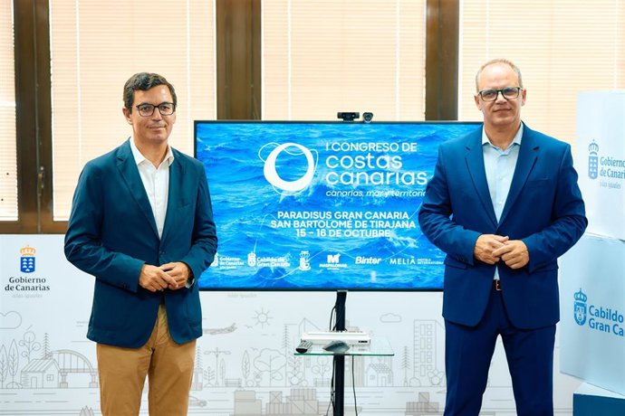 El consejero de Obras Públicas, Vivienda y Movilidad, Pablo Rodríguez, y el director general de Costas y Gestión del Espacio Marítimo Canario, Antonio Acosta, presentan el I Congreso de Costas
