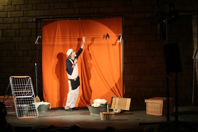 Instante de la obra 'Las fábulas del viejo Leonardo', que tendrá lugar este luens 3 de agosto en el municipio de Algámitas (Sevilla), como parte de la agenda cultural del programa 'Circuito 107' de la Diputación Provincial de Sevilla