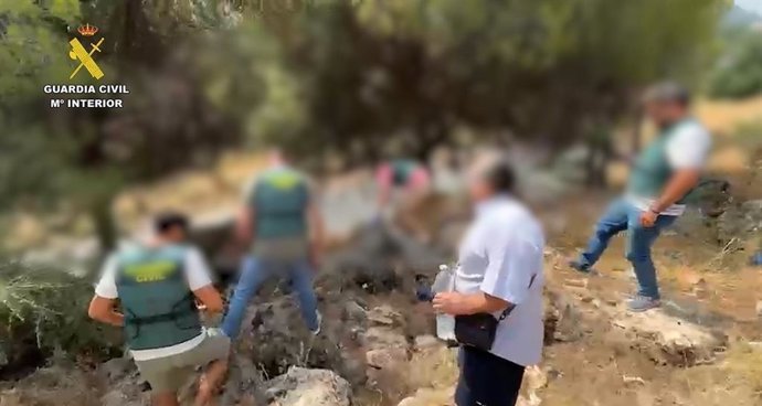 Imagen del momento en el que agentes de la Guardia Civil encuentran restos humanos de un hombre desaparecido en 2020 en Alhaurín de la Torre.