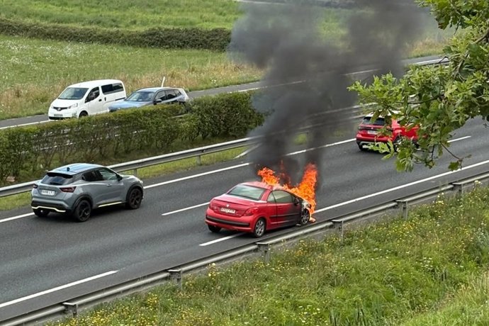 El coche incendiado un coche en la S-20