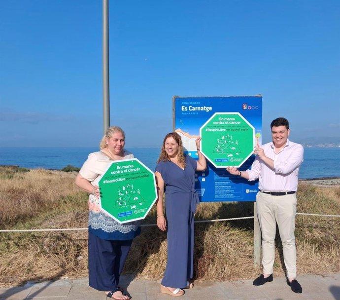 Acto de presentación de los distintivos del proyecto 'Espais sense fum' con la gerente de la AECC de Baleares, Ana Belén Velasco, y el regidor de Medio Natural y Espacios Saludables, Llorenç Bauzá.