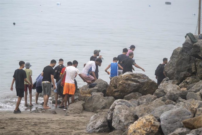 Decenas de personas siguen intentando cruzar la frontera, a 31 de julio de 2026, en Ceuta (España).