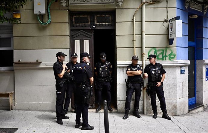 La policía custodia la entrada de la vivienda de Perines, a 31 de julio de 2026, en Santander, Cantabria (España). L 