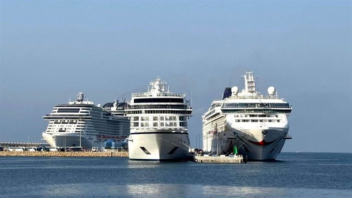 Tres cruceros en el Moll de Balears