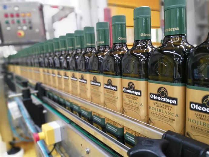 Archivo - Línea de envasado de aceite de oliva en una planta de la empresa.