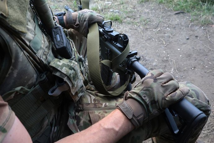 1º de agosto de 2026, Região de Kharkiv, Ucrânia: Um soldado de uma unidade da 13ª Brigada Operacional Khartiia, encarregado de destruir alvos aéreos russos, segura um fuzil enquanto cumpre serviço em um dos setores da região de Kharkiv, na Ucrânia, em 1º