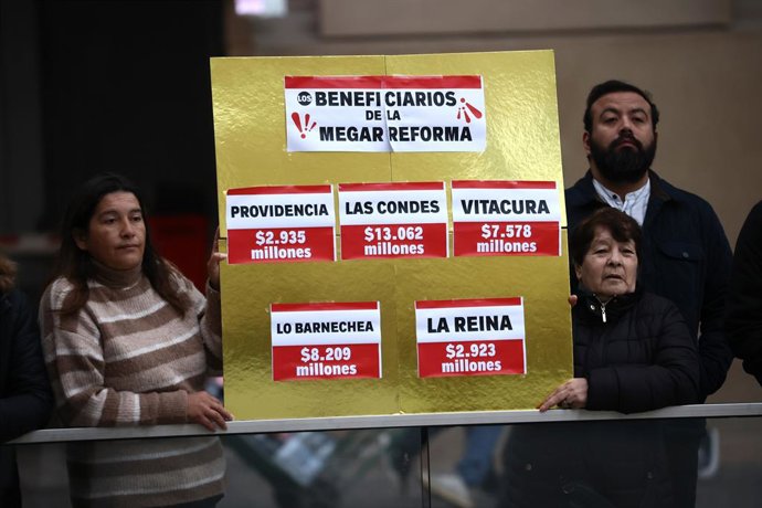 Santiago 29 de julio 2026. Alcaldes de oposicion concurren a La Moneda para entregar una carta al Presidente de la Republica rechazando el mecanismo de compensacion contemplado en la tramitacion de la Megarreforma de Hacienda.  Dragomir Yankovic/Aton