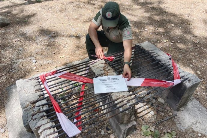 Zona de barbacoa precintada por el Gobierno de Navarra, ante el riesgo de incendio.