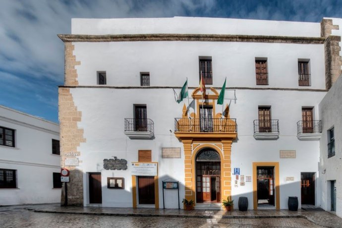 Vista exterior de la fachada del Hotel Convento San Francisco de Vejer de la Frontera, perteneciente a la red Tugasa de la Diputación de Cádiz.