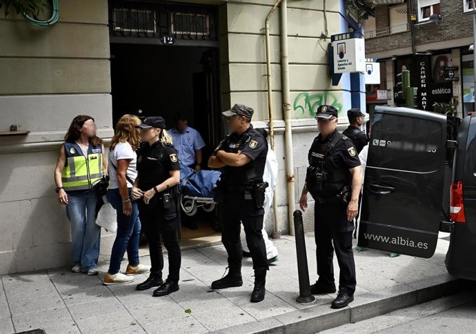 La policía custodia la entrada de la vivienda de Perines mientras la funeraria saca el cuerpo de la víctima, a 31 de julio de 2026, en Santander, Cantabria (España). 