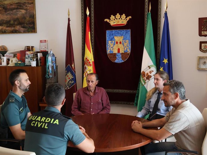El alcalde de Chiclana de la Frontera (Cádiz), José María Román, en una recepción a la comisaria Janina Stangs, agente de la policía alemana que desde este 1 de agosto presta servicio en la localidad.