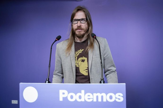 Archivo - El secretario de Organización y portavoz de Podemos, Pablo Fernández, durante una rueda de prensa en la sede de Podemos, a 18 de mayo de 2026, en Madrid (España).