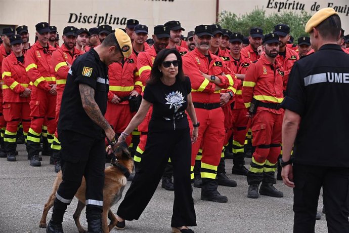 La ministra de Defensa, Margarita Robles, visita el Cuarto Batallón de Intervención en Emergencias (BIEM IV) de la Unidad Militar de Emergencias (UME), en la Base Aérea de Zaragoza.
