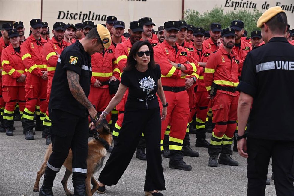 La ministra de Defensa, Margarita Robles, visita el Cuarto Batallón de Intervención en Emergencias (BIEM IV) de la Unidad Militar de Emergencias (UME), en la Base Aérea de Zaragoza.