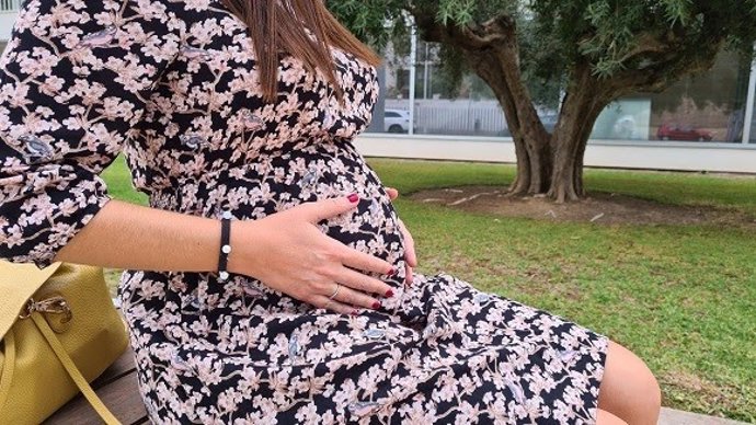 El repunte de nacimientos previsto no impedirá que la edad de maternidad siga "muy elevada" hasta 2075, según experta