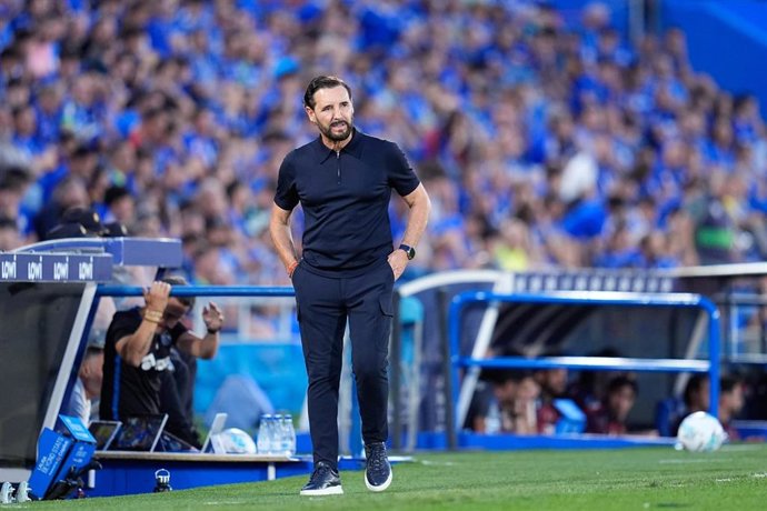 Archivo - El entrenador del Getafe CF, José Bordalás, ante CA Osasuna en el Coliseum.