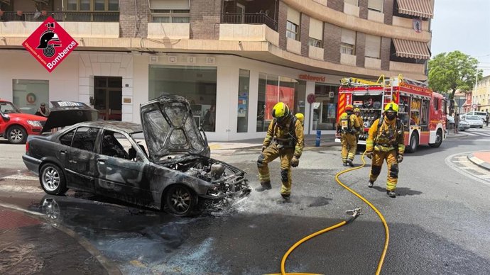 Arde un coche en plena calle en Novelda (Alicante)