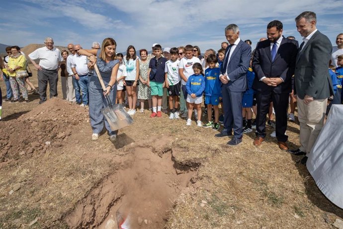 La presidenta Buruaga pone la primera piedra del futuro campo de fútbol de hierba artificial de Matamorosa.