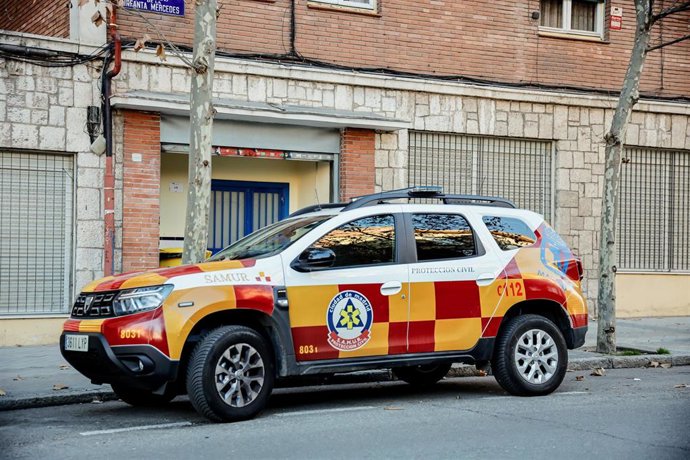 Archivo - Un vehículo del SAMUR aparcado en el exterior de la base de SAMUR-Protección Civil del distrito de Tetuán, a 3 de enero de 2023, en Madrid (España). Durante la visita se ha presentado el nuevo proyecto puesto en marcha para la descontaminación t