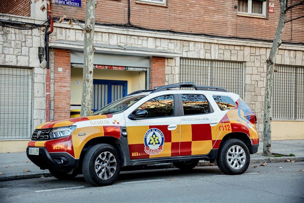 Archivo - Un vehículo del SAMUR aparcado en el exterior de la base de SAMUR-Protección Civil del distrito de Tetuán, a 3 de enero de 2023, en Madrid (España). Durante la visita se ha presentado el nuevo proyecto puesto en marcha para la descontaminación t