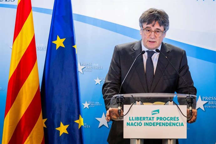 Archivo - El líder de Junts, Carles Puigdemont, durante una rueda de prensa tras una reunión con miembros del partido, a 17 de enero de 2025, en Bruselas (Bélgica)