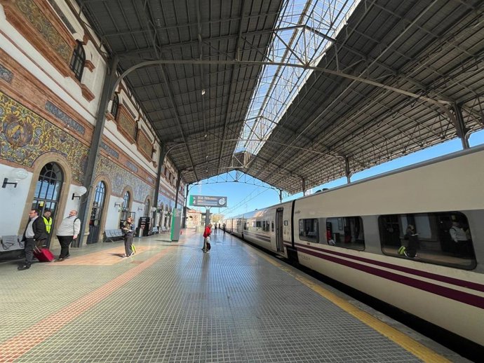 Archivo - Un tren Alvía en la estación de Renfe de Jerez de la Frontera (Cádiz)