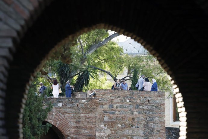 Archivo - Imagen de archivo de turistas paseando por la Alcazaba de Málaga.