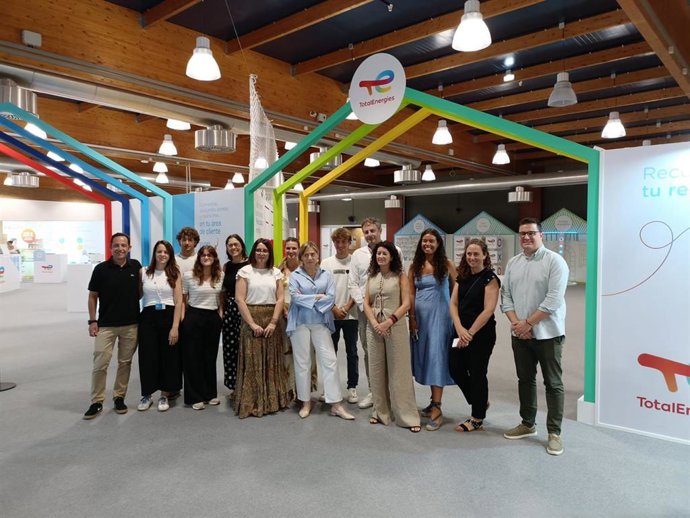 La directora de negocio de cliente doméstico de TotalEnergies, Rosario Cepero, junto a su equipo en el estand de Feria Internacional de Muestras de Asturias (Fidma), recinto ferial gijonés 'Luis Adaro'.