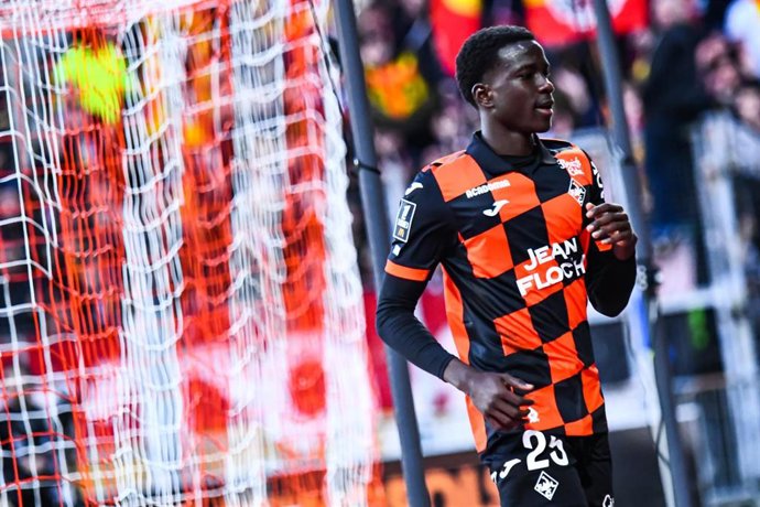 Archivo - El central senegalés Abdoulaye Faye jugando un partido con el FC Lorient francés en su temporada como cedido.